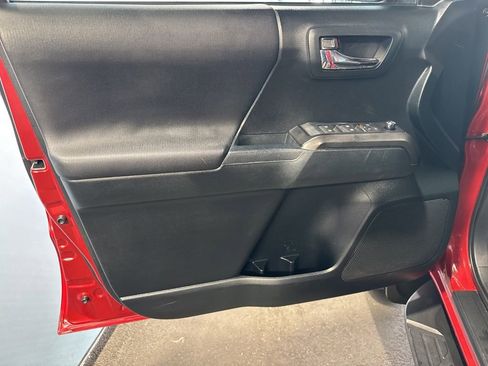 Used 2016 Toyota Tacoma SR image 32