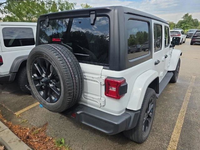 Used 2022 Jeep Wrangler Unlimited Sahara AWD/4WD image 3