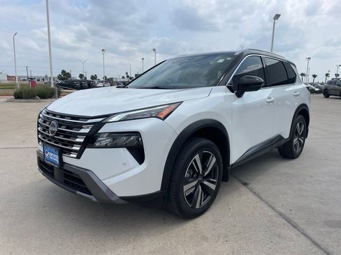 Certified 2025 Nissan Rogue SL w/ SL Premium Package FWD image 3