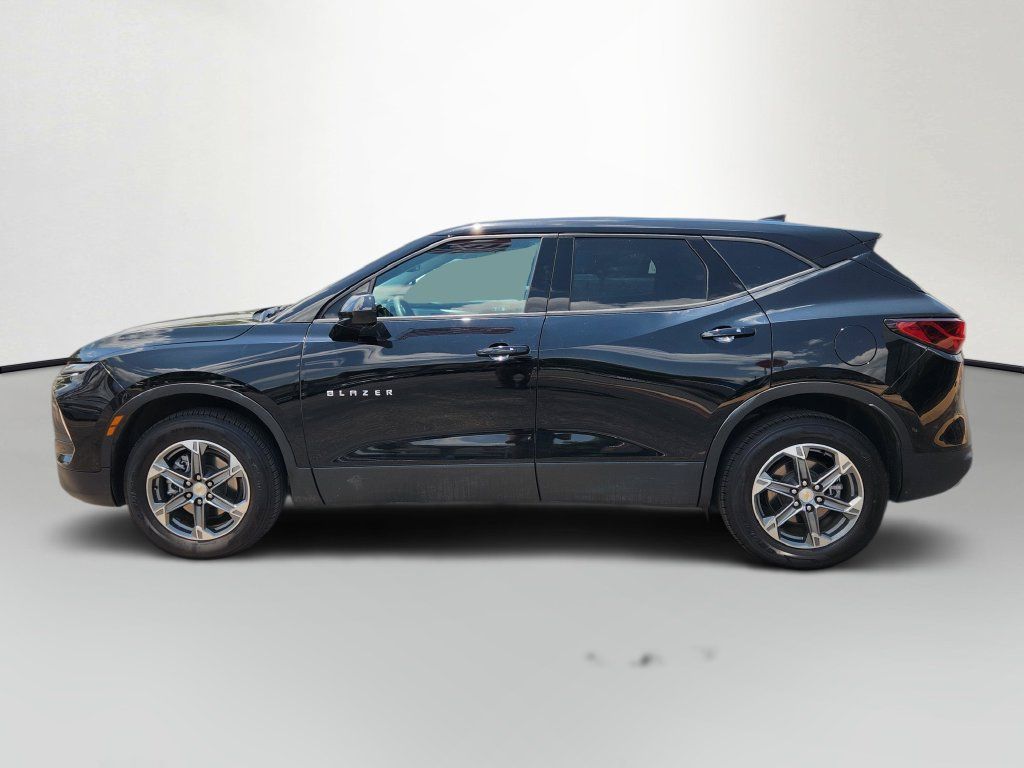 Used 2025 Chevrolet Blazer LT FWD image 4