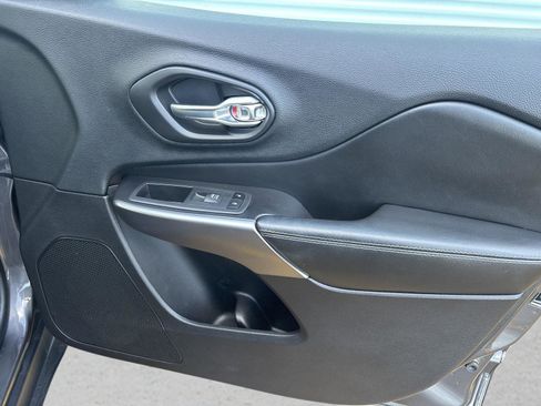 Used 2020 Jeep Cherokee Latitude Plus image 36