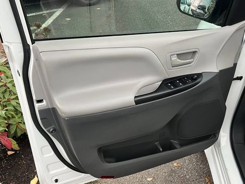 Used 2017 Toyota Sienna L image 11