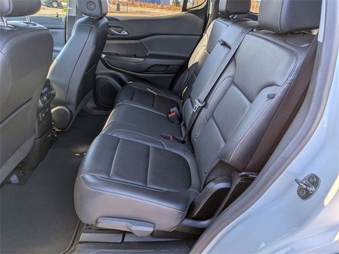 Used 2023 GMC Acadia SLT image 32