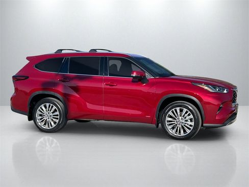 New 2026 Toyota Highlander Platinum image 4