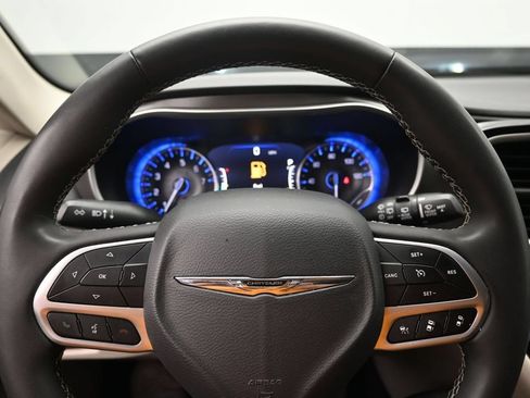 Used 2023 Chrysler Pacifica Touring-L FWD image 12