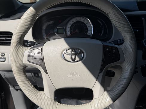 Used 2011 Toyota Sienna SE w/ Preferred Pkg FWD image 18