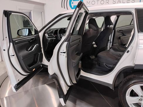 Used 2021 Toyota Highlander L image 19