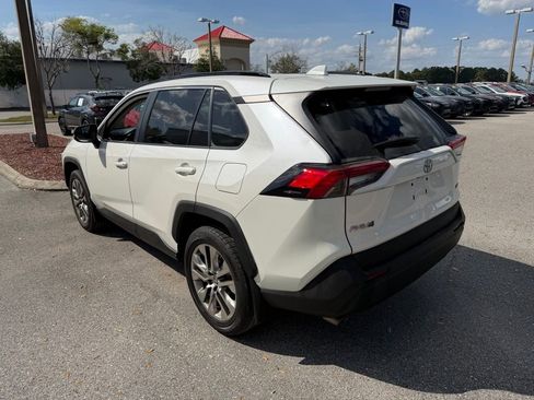 Used 2021 Toyota RAV4 XLE Premium image 9