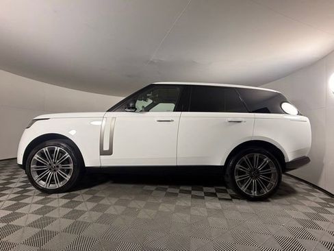 Used 2024 Land Rover Range Rover SE AWD/4WD image 3