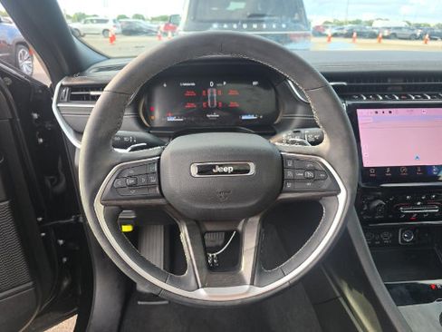 Used 2025 Jeep Grand Cherokee Limited w/ Luxury Tech Group II RWD image 9