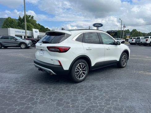 New 2025 Ford Escape SE w/ Class II Trailer Tow Package FWD image 5