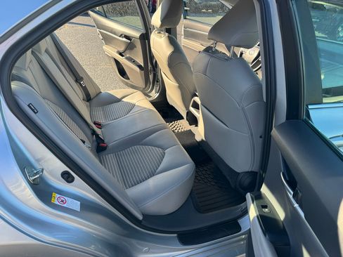 Used 2018 Toyota Camry SE image 11