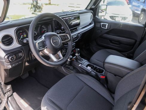 Used 2025 Jeep Wrangler Unlimited Sahara image 10