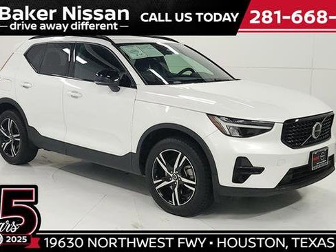 Used 2024 Volvo XC40 B5 Core image 1