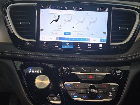 Used 2025 Chrysler Pacifica Select FWD image 18