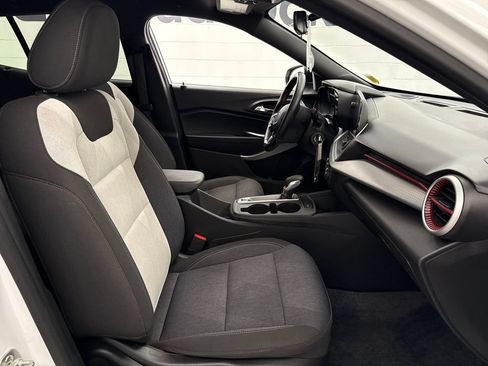 Certified 2024 Chevrolet Trax RS FWD image 30