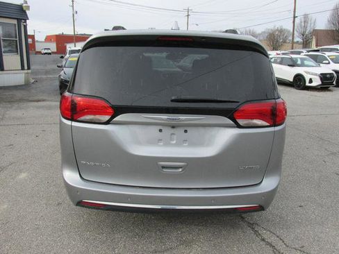 Used 2020 Chrysler Pacifica Limited image 5