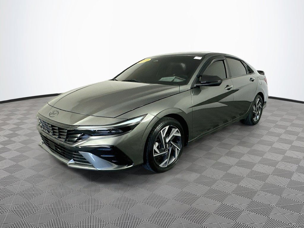 Used 2025 Hyundai Elantra SEL FWD image 4