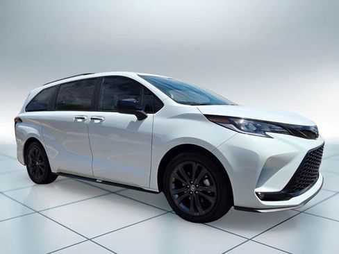 Used 2025 Toyota Sienna XSE w/ XSE Plus Package FWD image 3