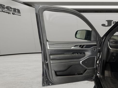 Used 2024 Jeep Wagoneer Series II w/ Flexible Seating Group image 9