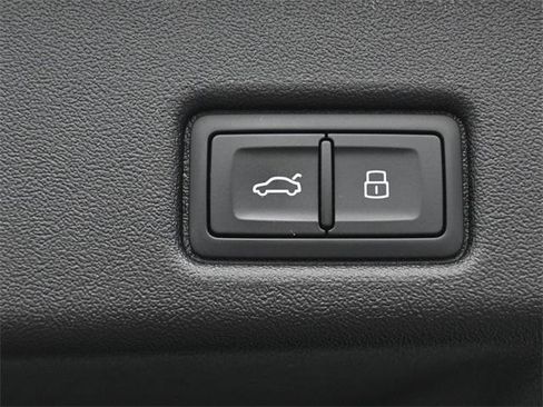 Certified 2025 Audi Q5 Premium w/ Convenience Package image 32