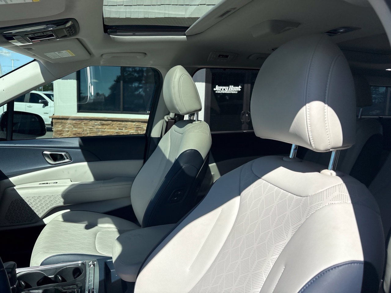 Used 2025 Kia Carnival SX FWD image 3