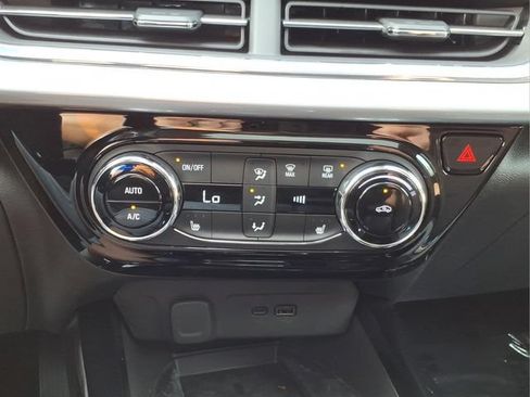 Used 2025 Chevrolet Trax LT w/ Sunroof Package FWD image 21