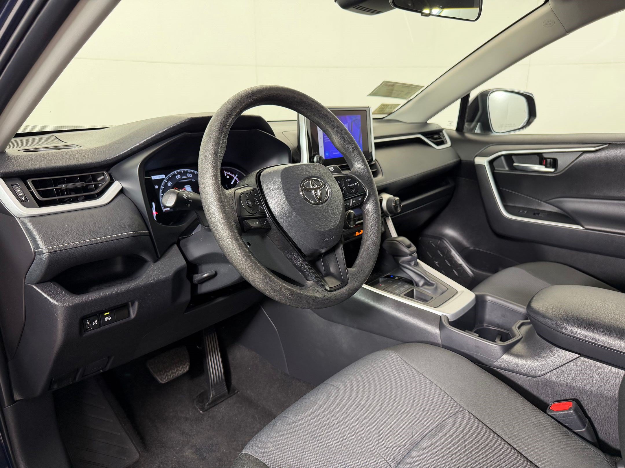 Used 2025 Toyota RAV4 XLE AWD/4WD image 4