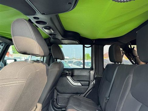 Used 2017 Jeep Wrangler Unlimited Sahara w/ Connectivity Group image 17