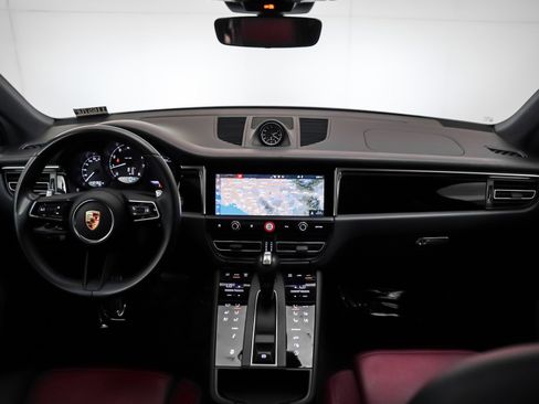 Certified 2024 Porsche Macan image 15