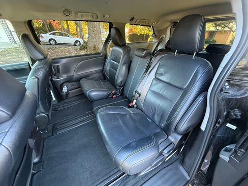 Used 2018 Toyota Sienna SE w/ Carpet Mat Package FWD image 15
