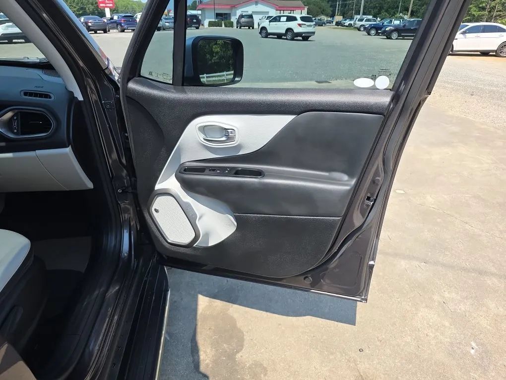Used 2018 Jeep Renegade Limited w/ UConnect 8.4 Nav Group FWD image 49