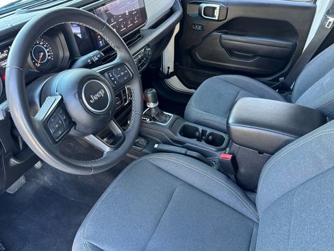 Used 2025 Jeep Gladiator Sport AWD/4WD image 11