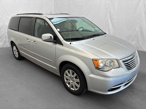 Used 2012 Chrysler Town & Country Touring-L w/ Entertainment Group #2 FWD image 8