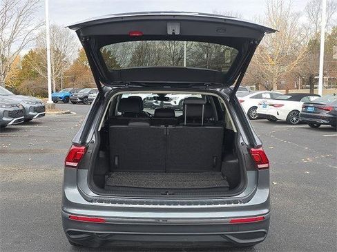 Used 2023 Volkswagen Tiguan SE w/ Panoramic Sunroof Package image 6