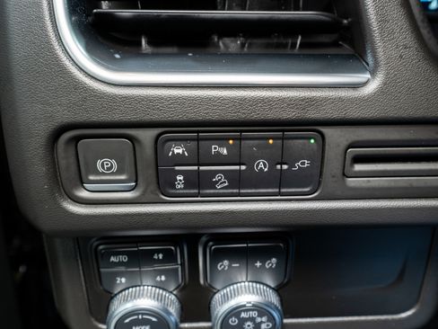 Used 2022 GMC Yukon XL AT4 image 31