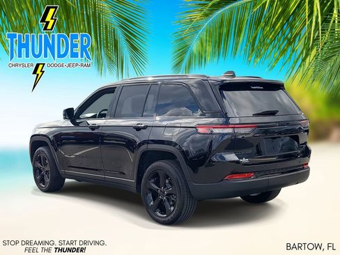 Used 2023 Jeep Grand Cherokee Altitude image 3