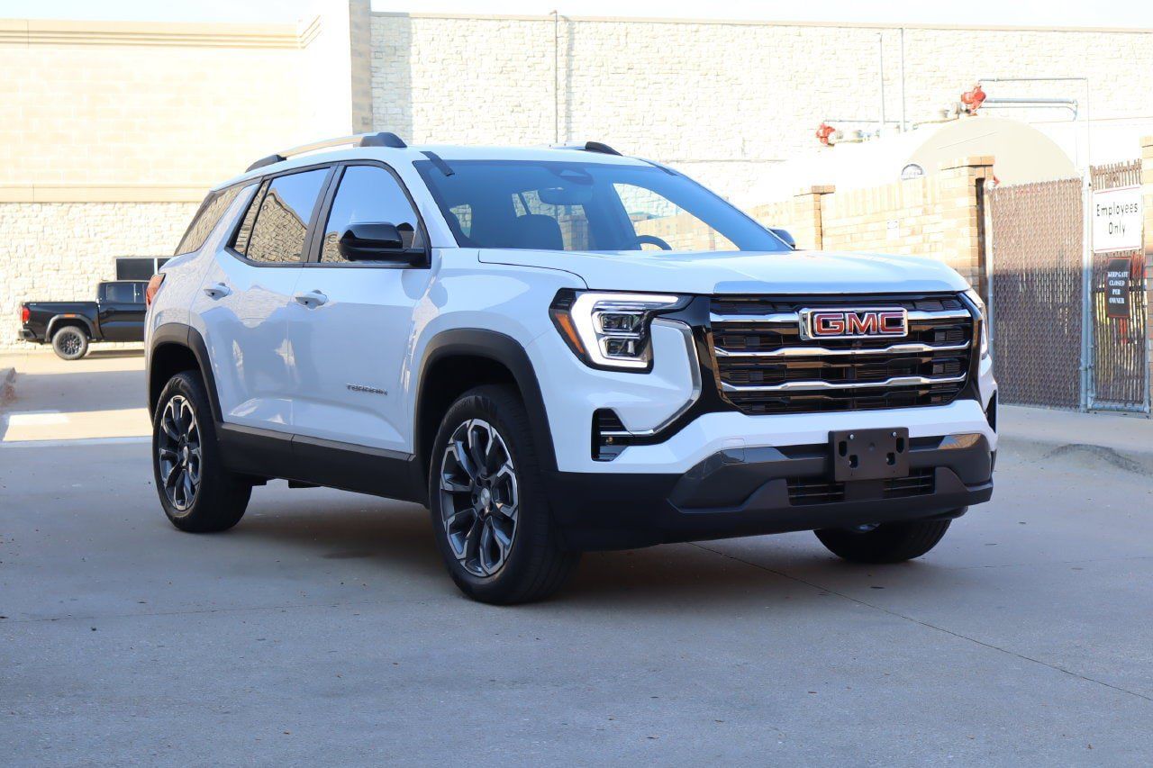 Used 2027 GMC Terrain Elevation w/ Elevation Premium Package FWD image 1
