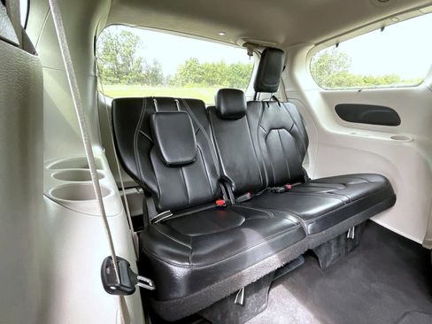 Used 2022 Chrysler Pacifica Touring-L FWD image 18