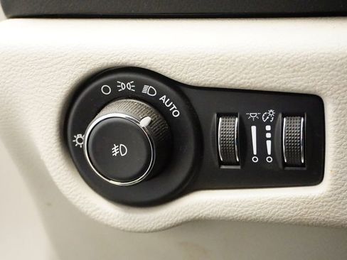 Used 2018 Chrysler Pacifica Touring-L Plus image 22