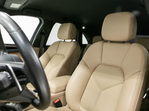 Certified 2024 Porsche Macan AWD/4WD image 5