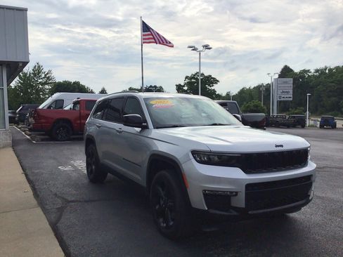 Certified 2025 Jeep Grand Cherokee L Limited w/ Black Appearance Package AWD/4WD image 3
