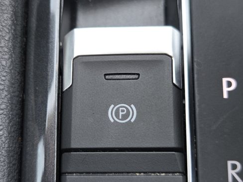Used 2018 Volkswagen Tiguan SEL AWD/4WD image 11