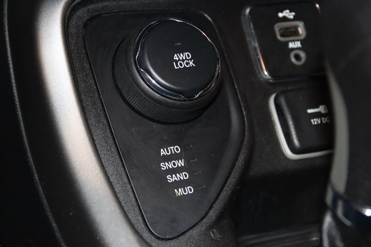 Used 2018 Jeep Compass Sport AWD/4WD image 39