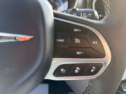 Used 2024 Chrysler Pacifica Touring-L image 17