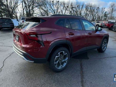 Used 2024 Chevrolet Trax LT w/ LPO, Blackout Package image 10