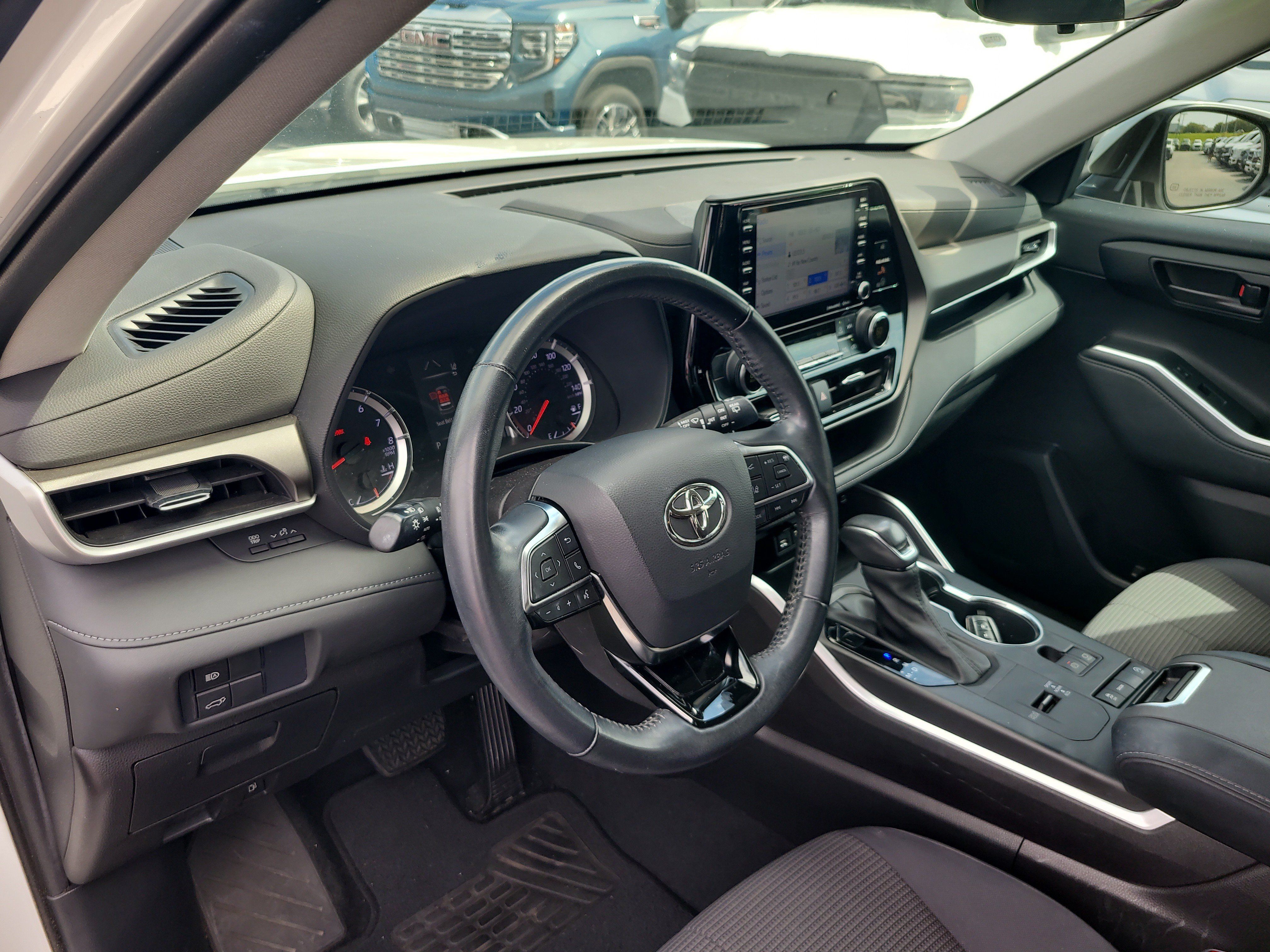 Used 2021 Toyota Highlander LE FWD image 19