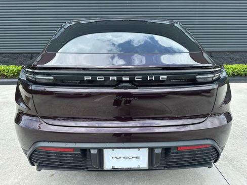 Certified 2025 Porsche Macan Electric image 12