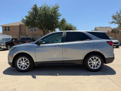 Used 2023 Chevrolet Equinox LS w/ LS Convenience Package FWD image 3