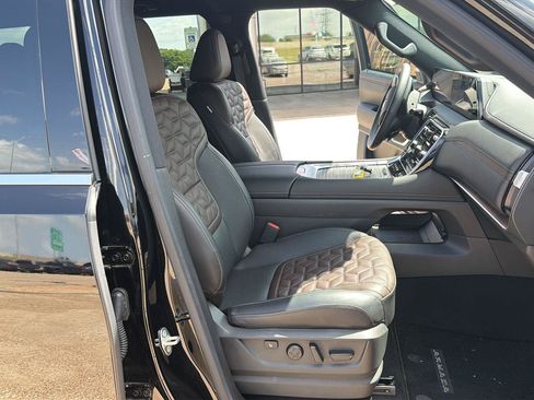 Used 2025 Nissan Armada Platinum Reserve AWD/4WD image 19